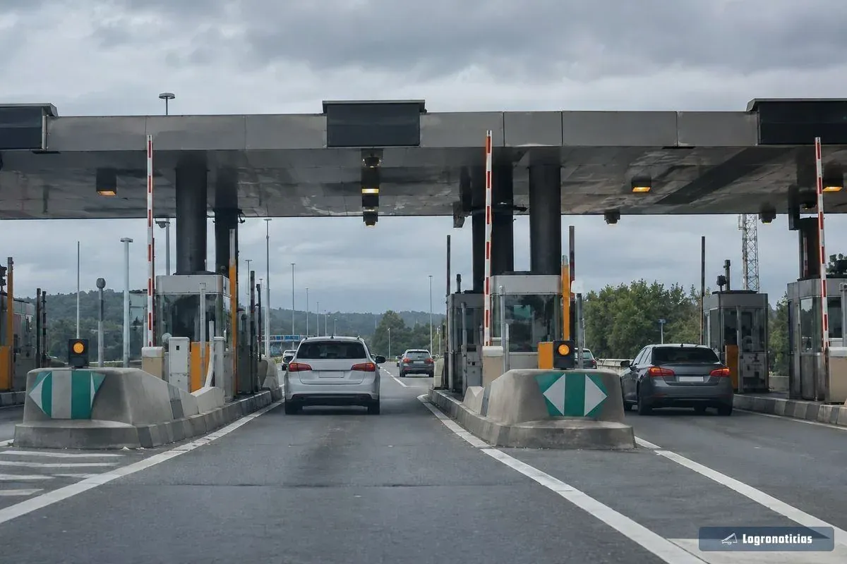Cabinas de peaje con las barreras levantadas y coches pasando