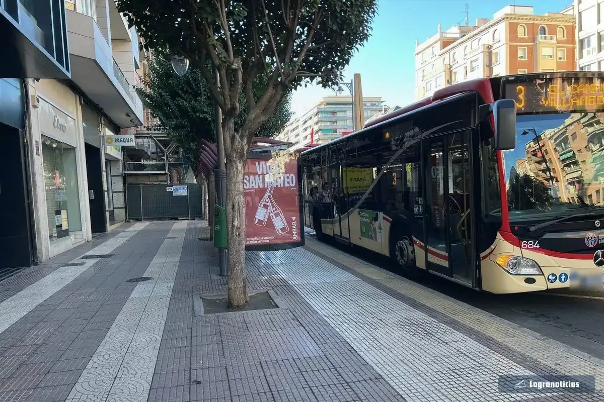 Autobús urbano en su parada de Logroño durante las fiestas de San Mateo