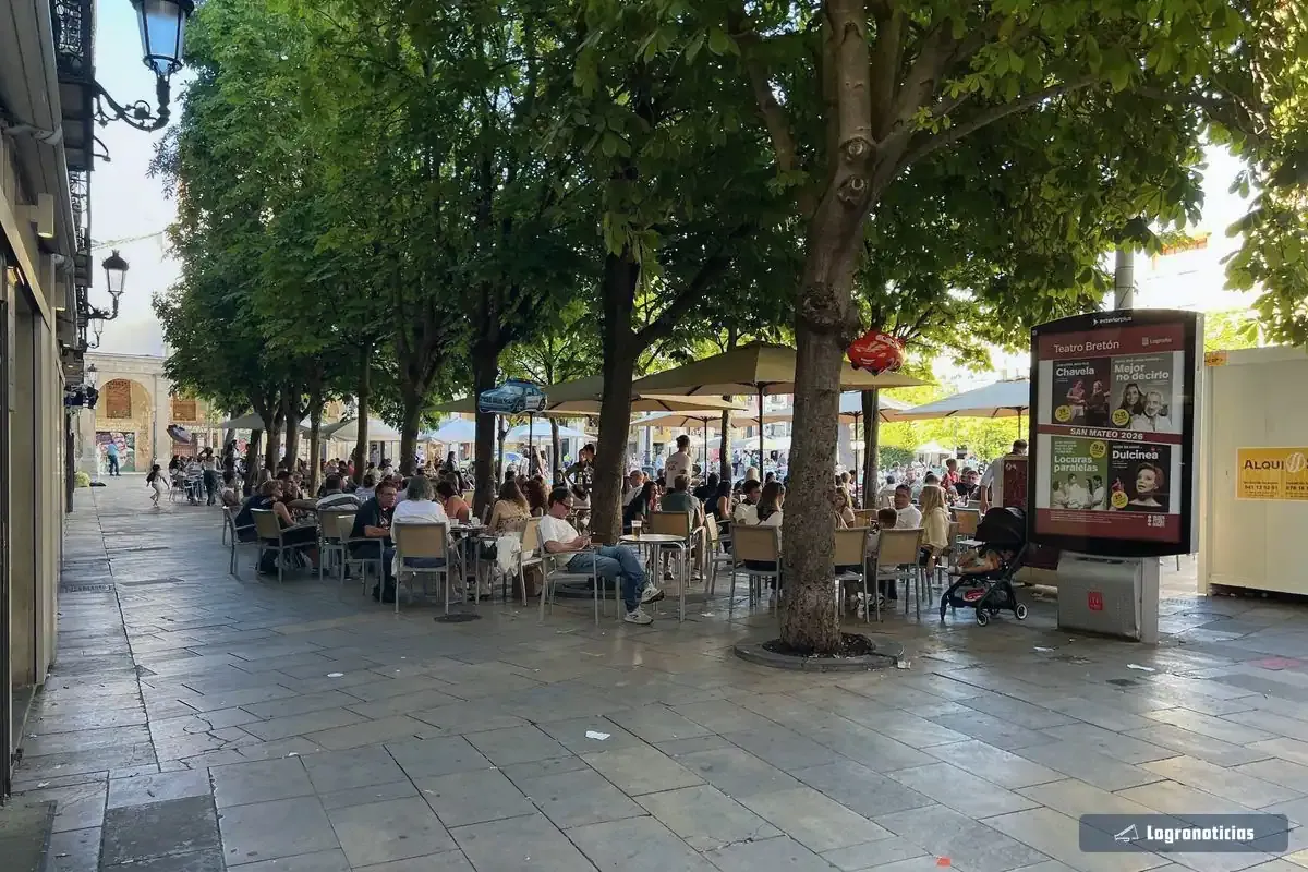 Terrazas llenas en la plaza del Mercado de Logroño durante San Mateo