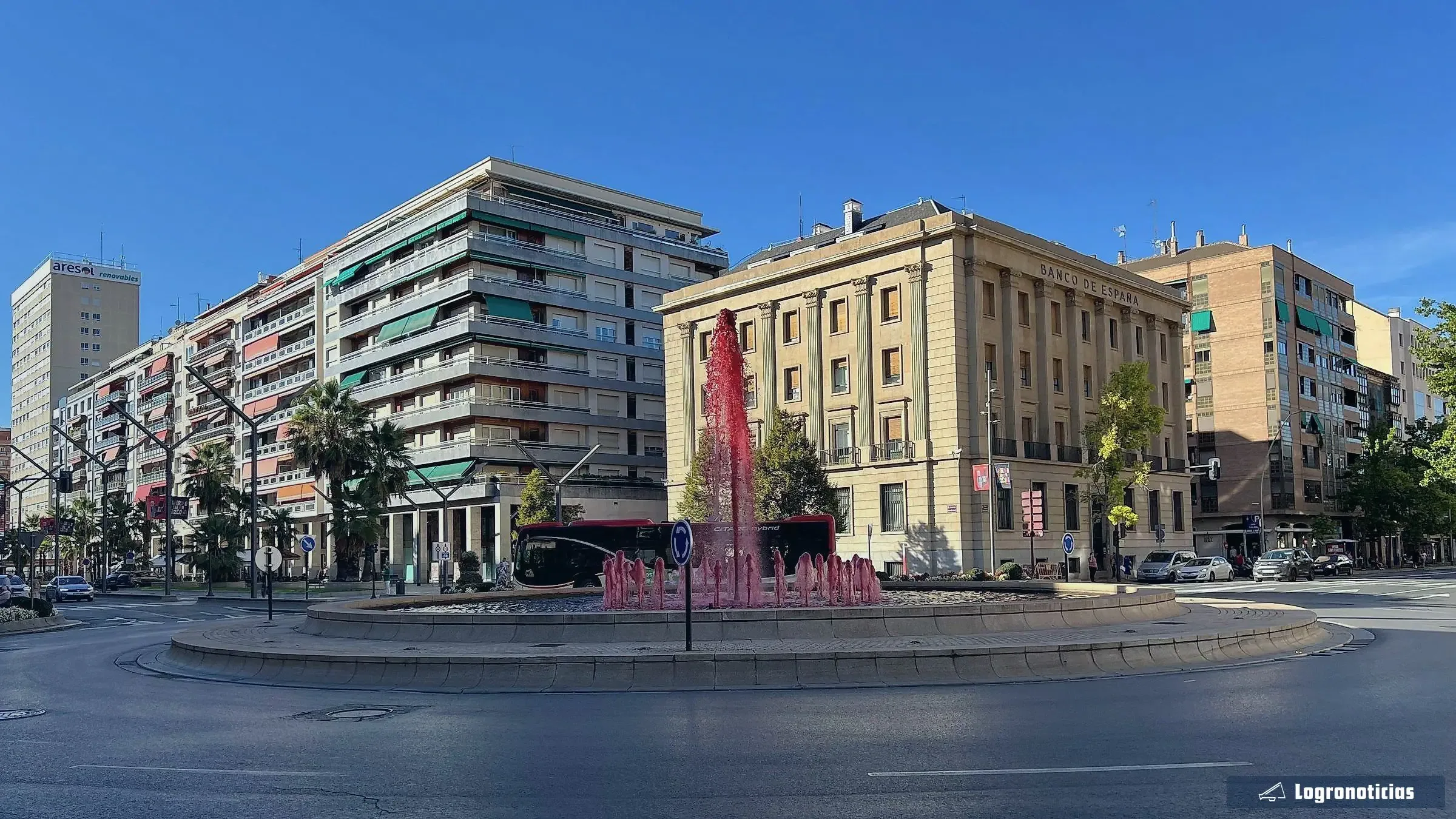 Fuente del Vino de Gran Vía con el agua teñida de tinto por San Mateo