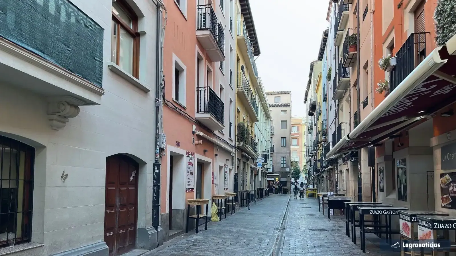 Calle Laurel a primera hora de la mañana, con las barras aún cerradas