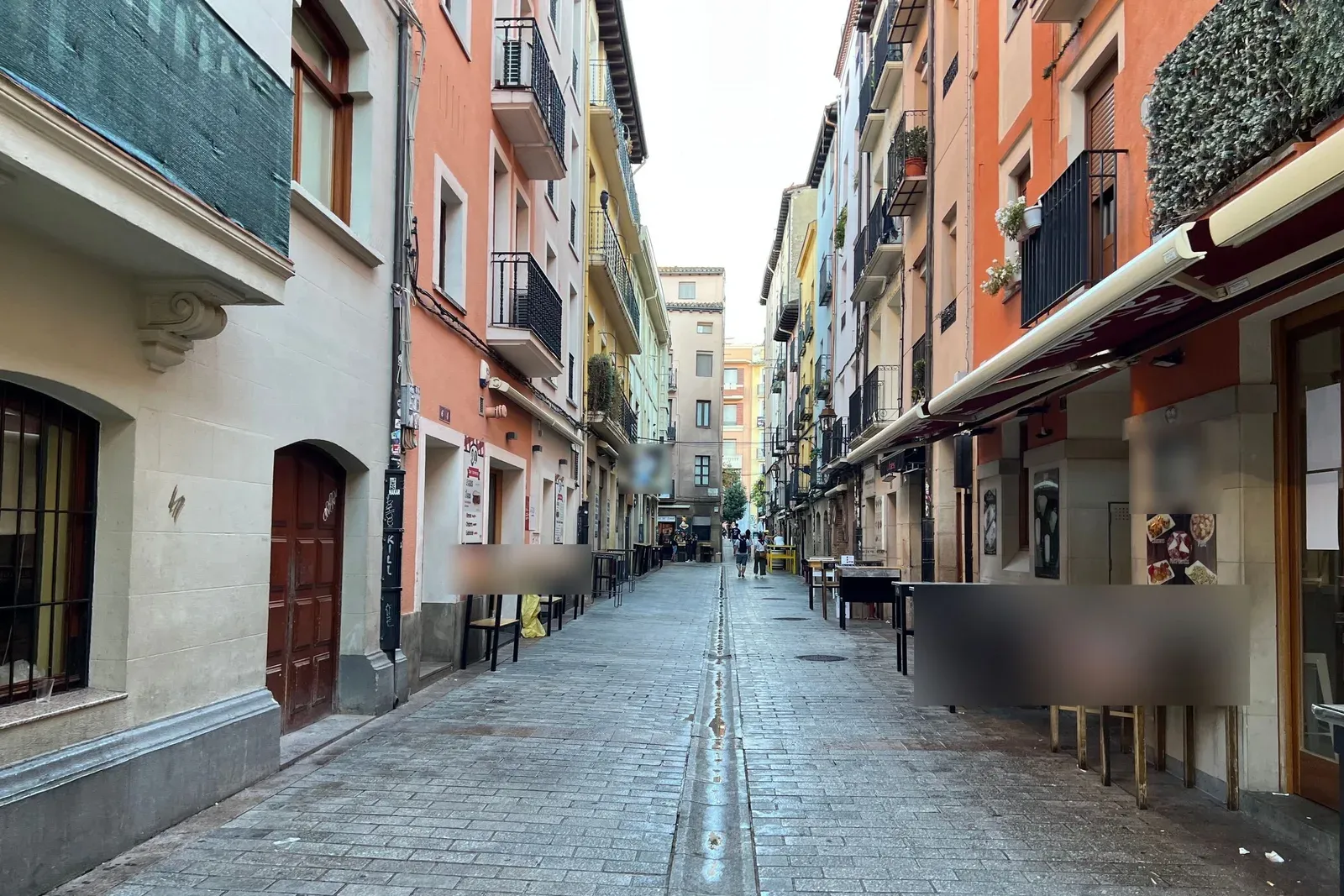Calle Laurel por la mañana, con las mesas altas de los bares aún vacías