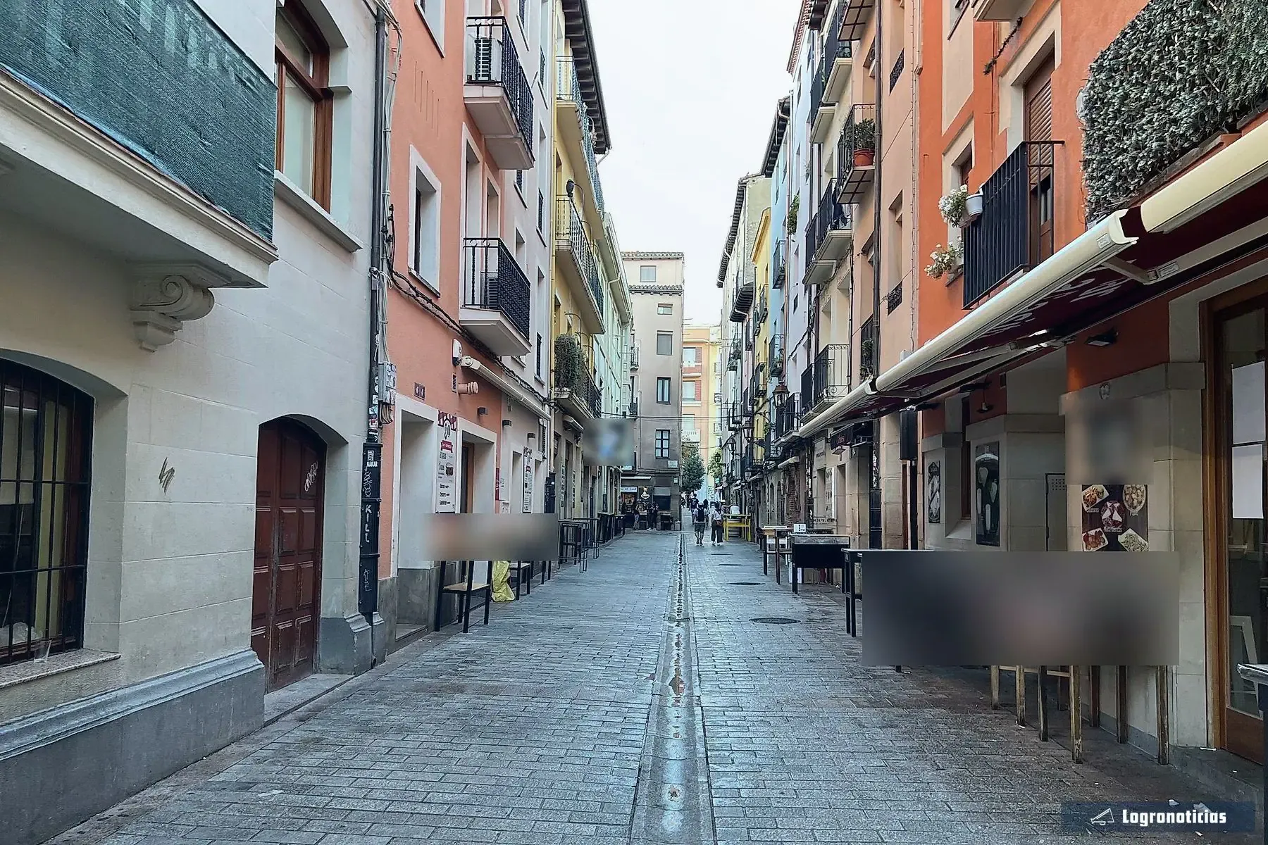 Calle Laurel por la mañana, con las mesas altas de los bares aún vacías