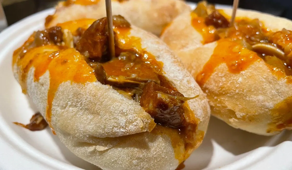 Oreja de cerdo en bocatitas con salsa picante sobre papel
