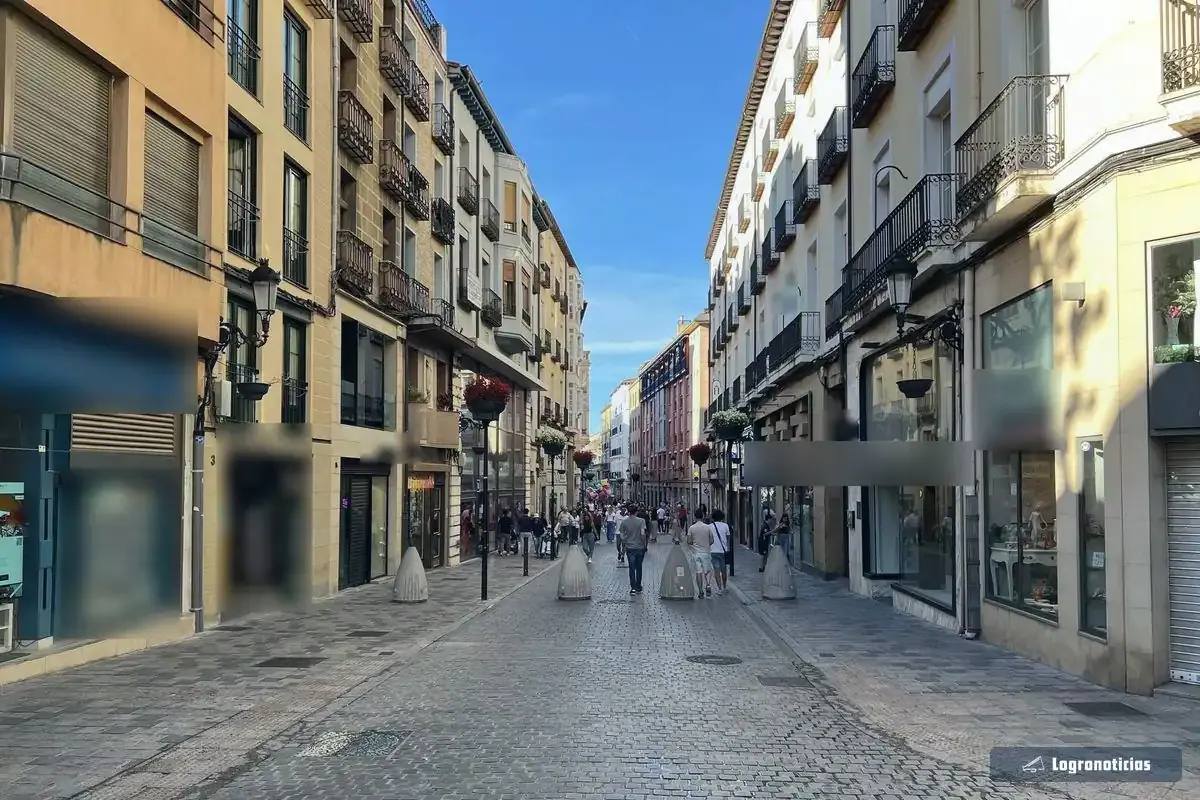 Paseantes en una calle peatonal del casco antiguo de Logroño a media tarde