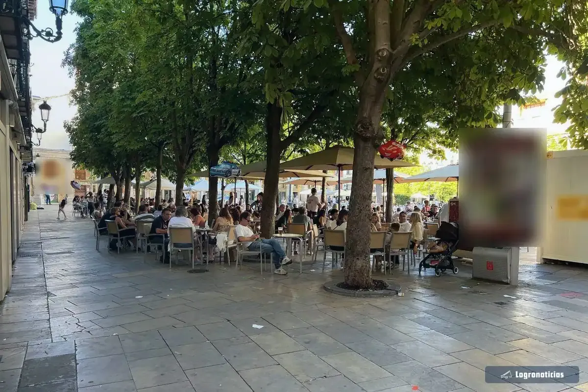 Terrazas bajo los árboles en el centro de Logroño a última hora de la tarde