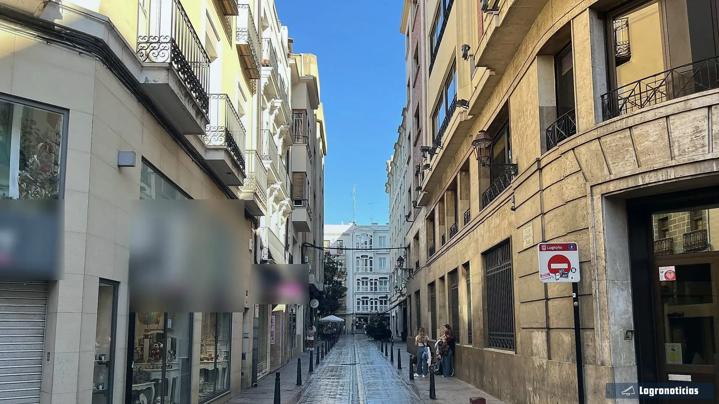 Calle peatonal y estrecha del casco antiguo de Logroño con el adoquín recién baldeado