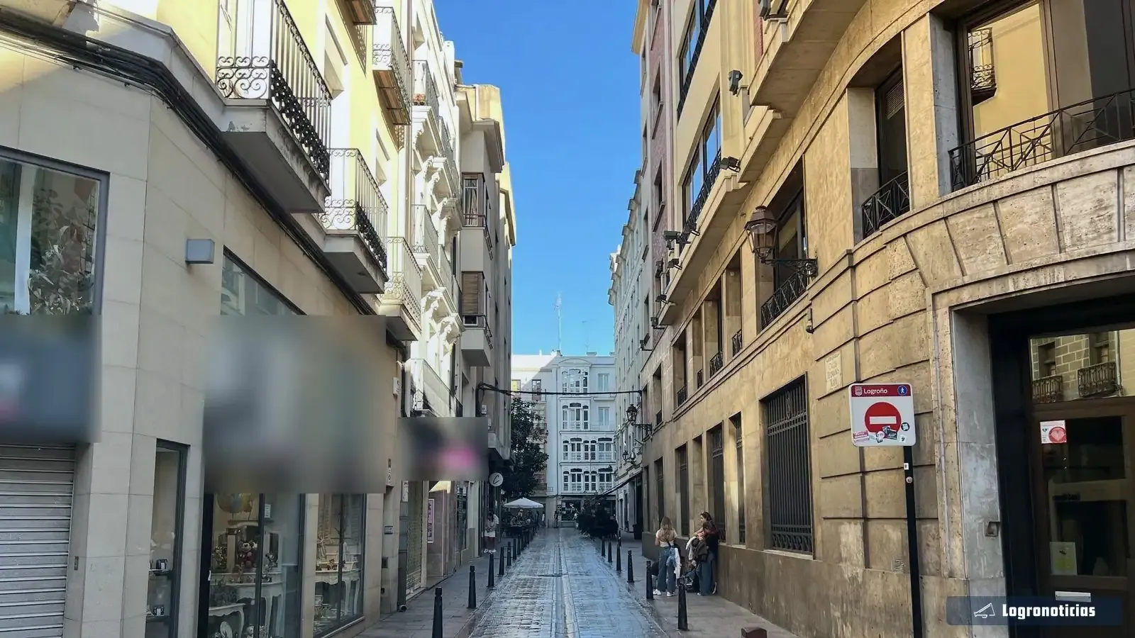 Calle peatonal y estrecha del casco antiguo de Logroño con el adoquín recién baldeado