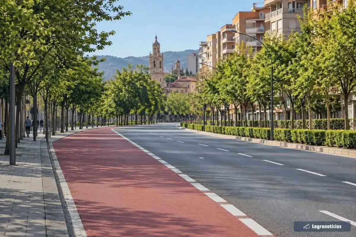 Carril reservado al transporte público pintado de rojo en una avenida