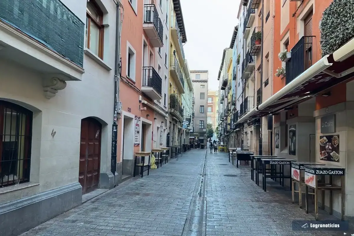 Calle Laurel a primera hora de la mañana, con las mesas aún vacías