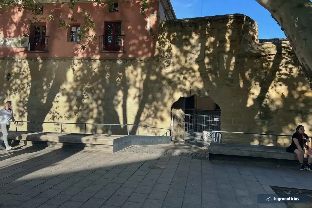 Muralla del Revellín a la sombra de los árboles