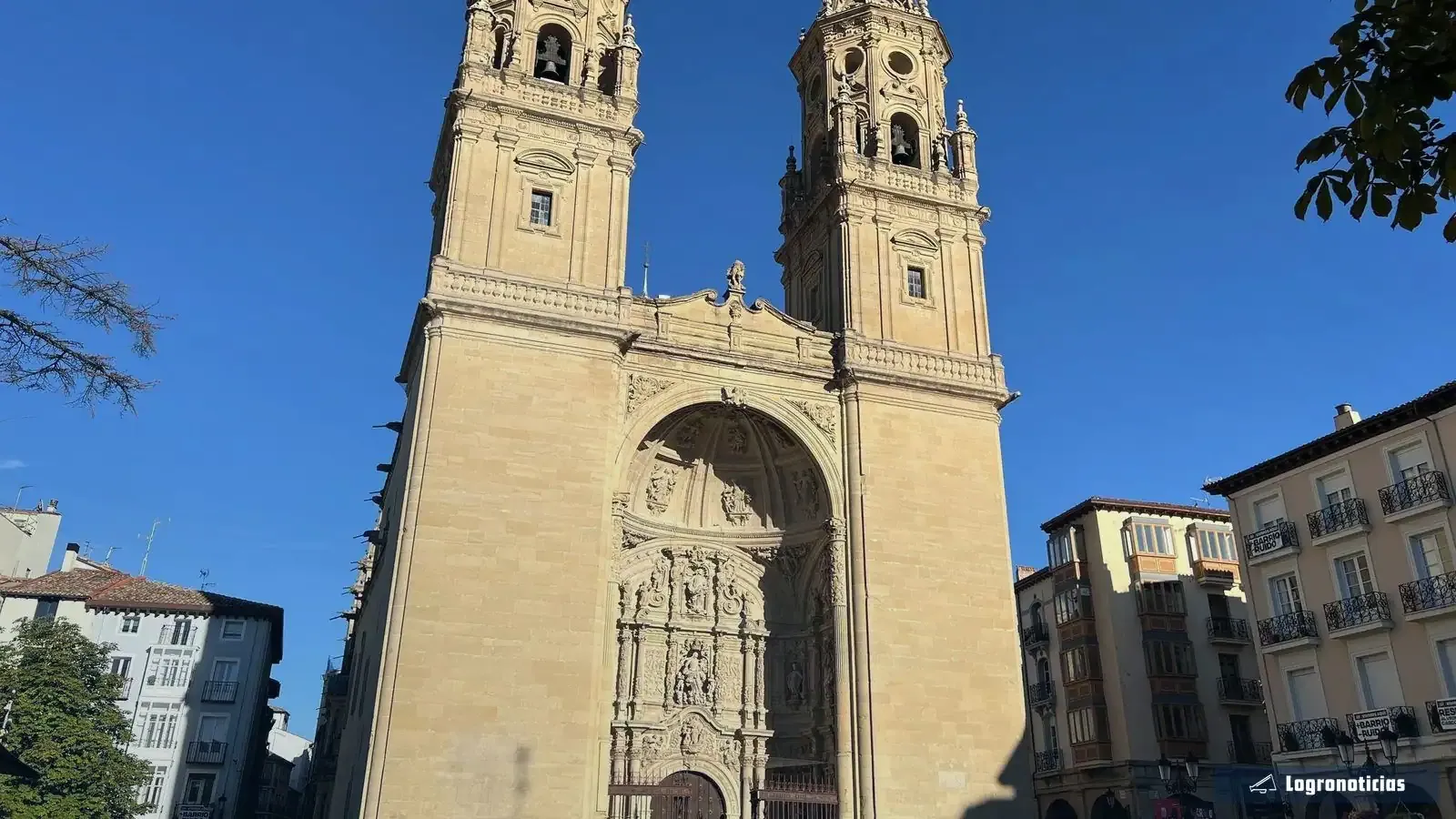 Torres de la Concatedral de la Redonda desde la plaza del Mercado