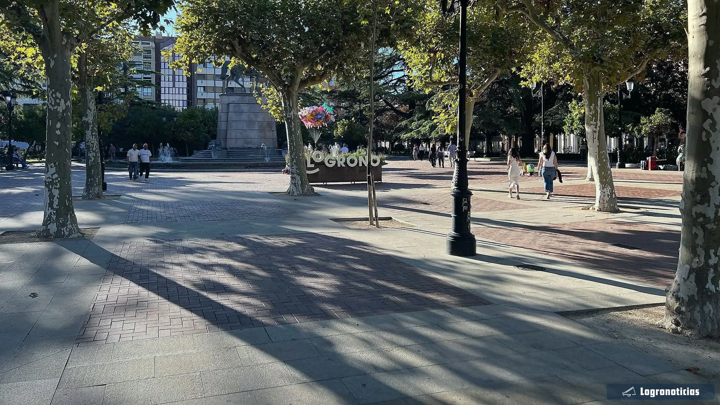 Paseo del Espolón de Logroño con plátanos y farolas a la luz de la tarde