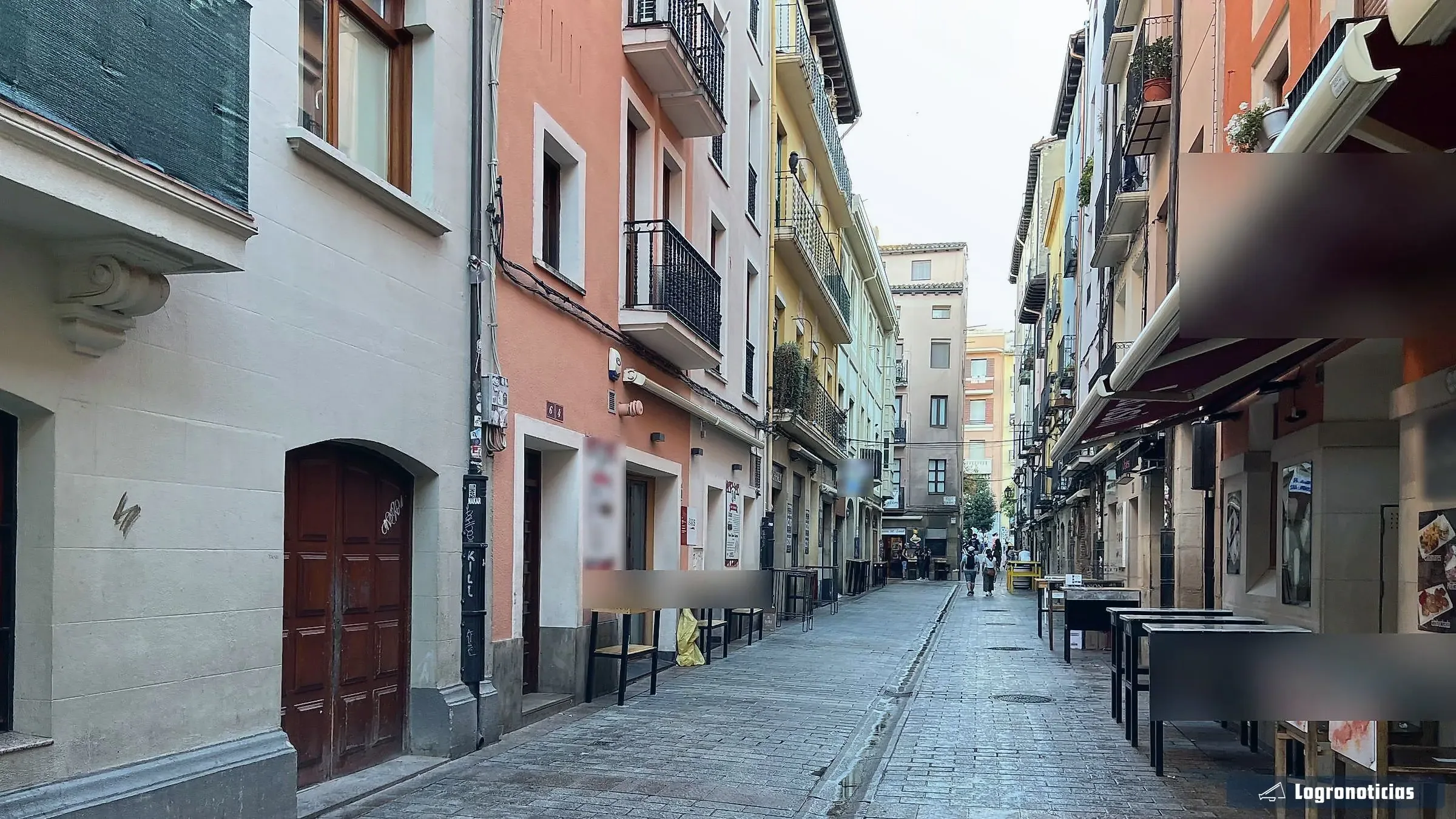 Calle del casco antiguo de Logroño por la mañana, con las mesas altas aún vacías