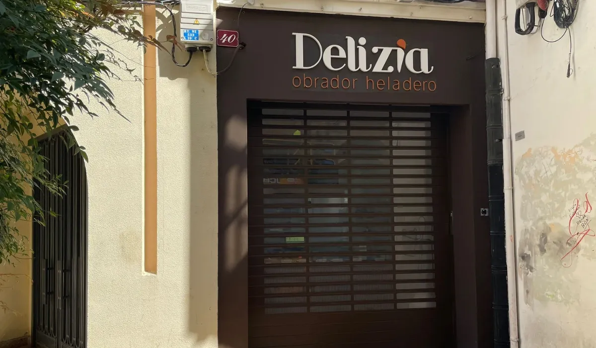 Fachada de Delizia Obrador Heladero en el número 40 de la calle Portales