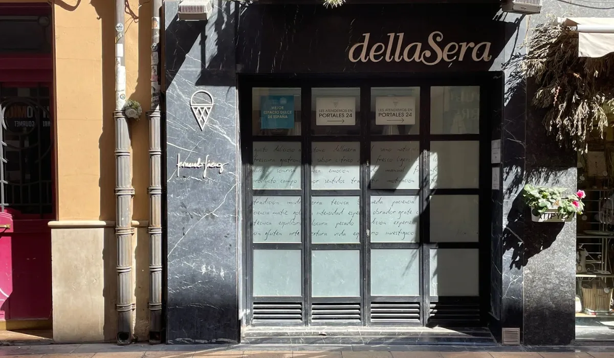 Fachada de mármol oscuro de la heladería dellaSera en la calle Portales