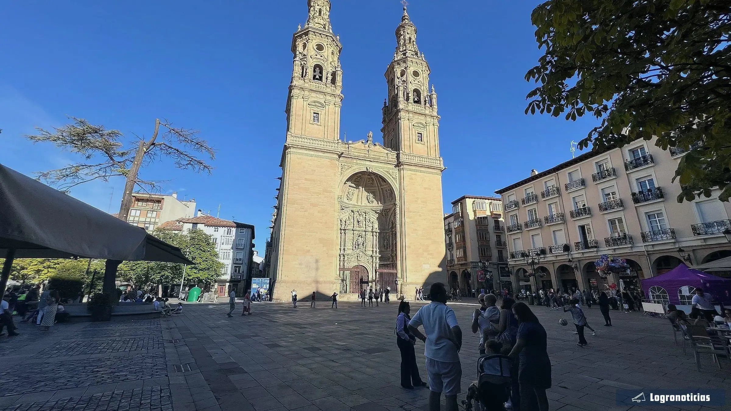 Plaza del Mercado de Logroño con la Concatedral de la Redonda al fondo