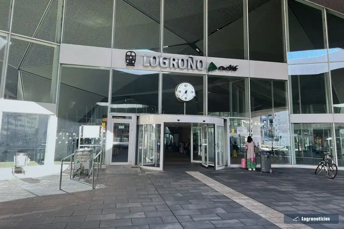 Entrada de la estación de tren de Logroño bajo la gran cubierta