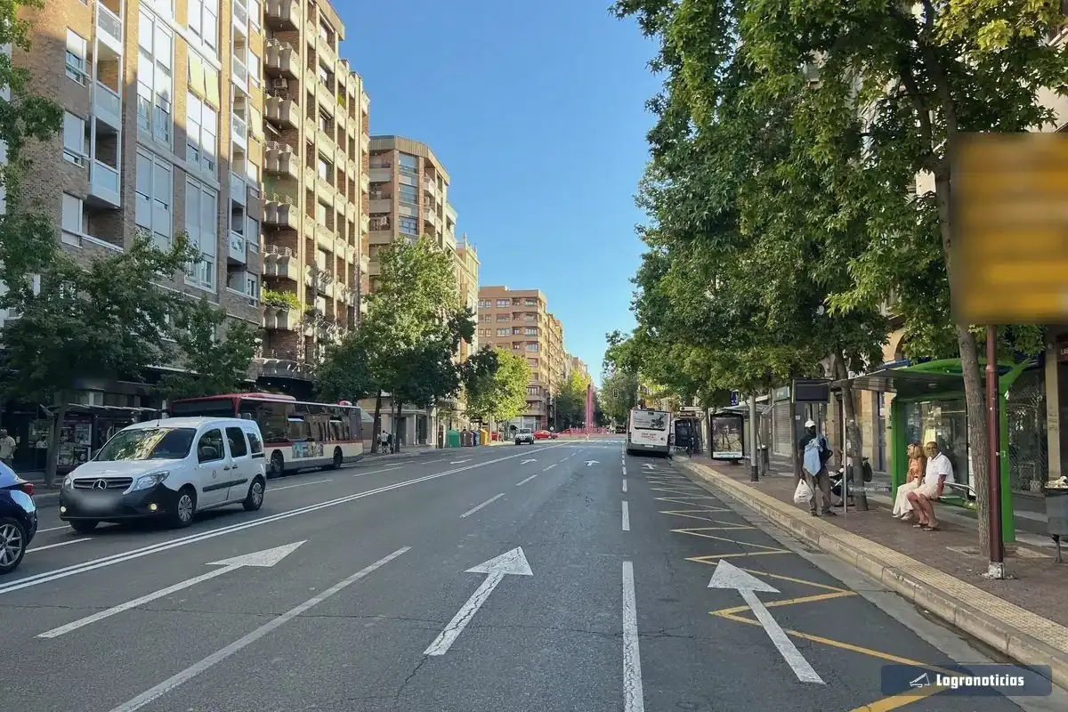 Calle de Logroño con autobuses urbanos y una parada con marquesina