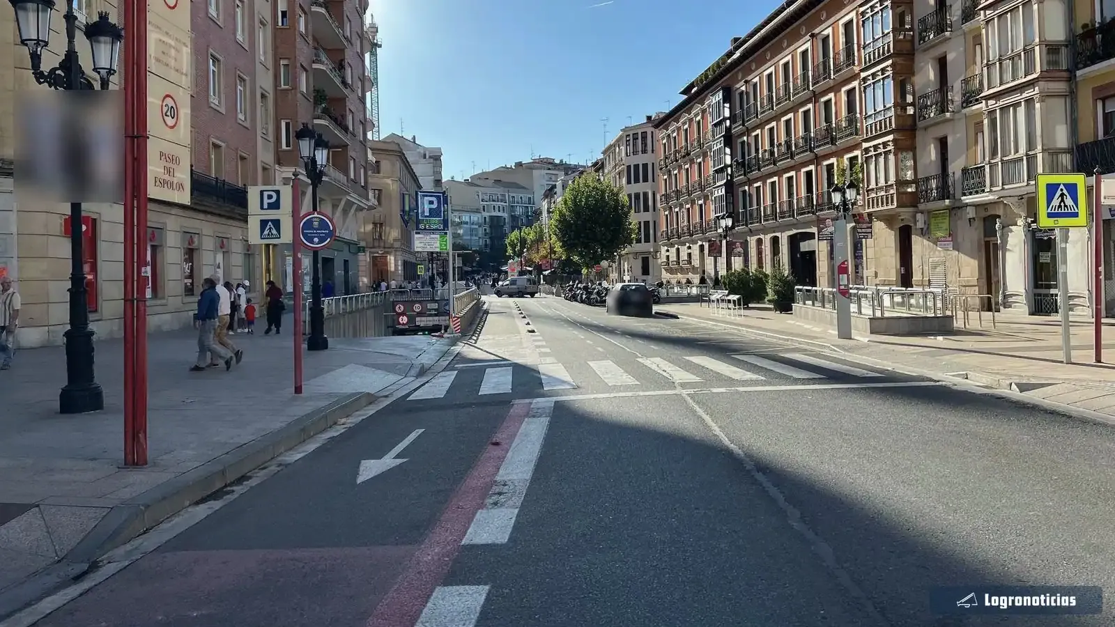 Calle junto al Paseo del Espolón con señal de parking y rampa de acceso subterráneo