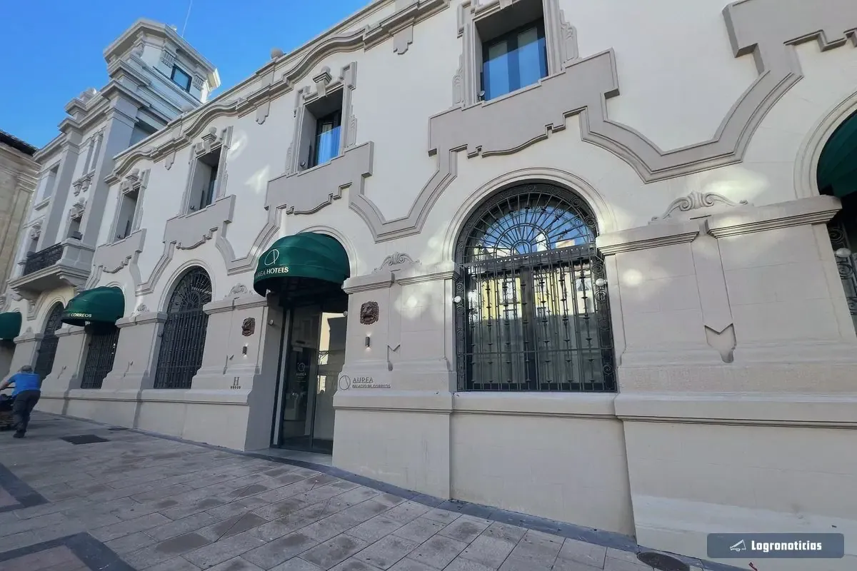 Fachada del hotel Áurea Palacio de Correos, en la plaza de San Agustín