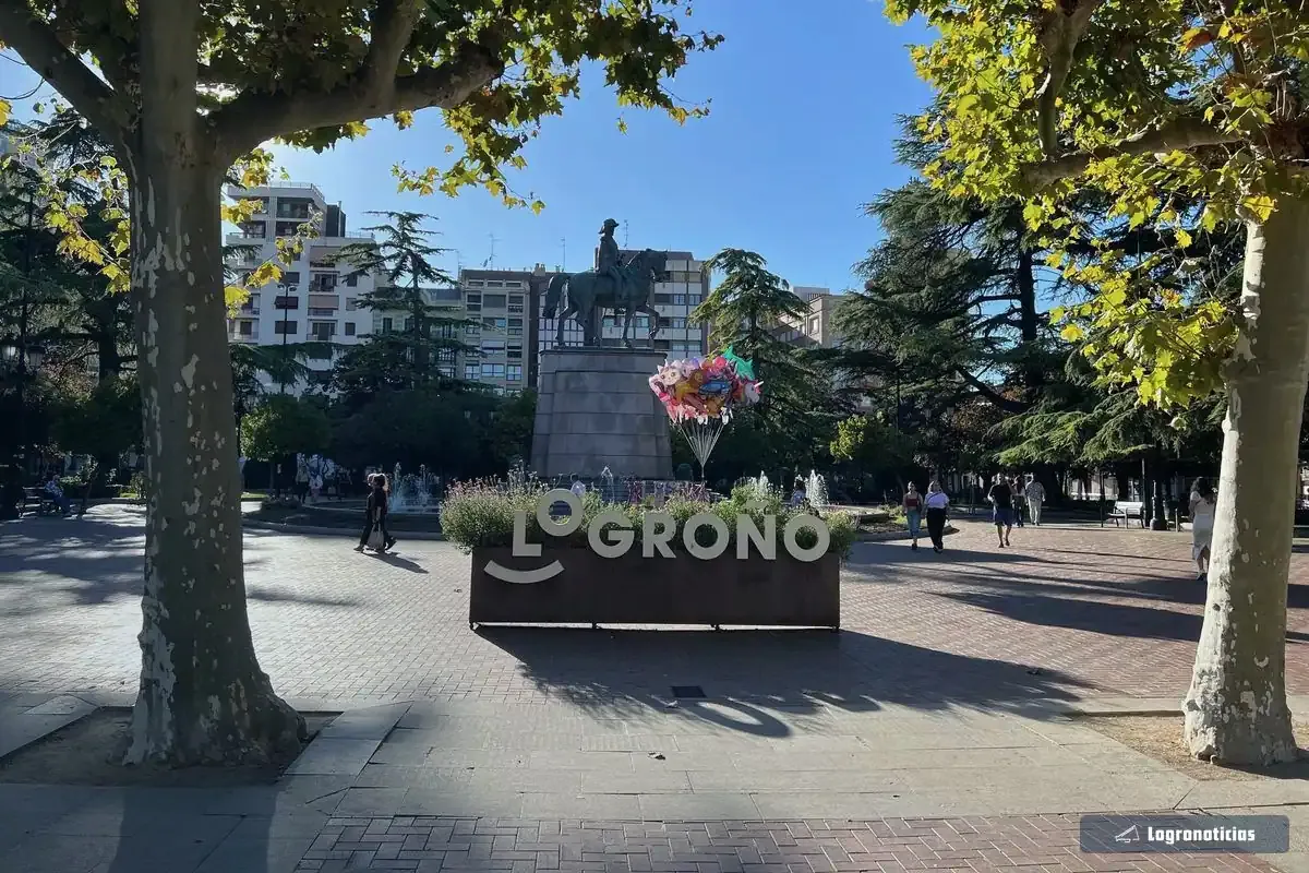 Paseo del Espolón con la estatua de Espartero y las letras de Logroño