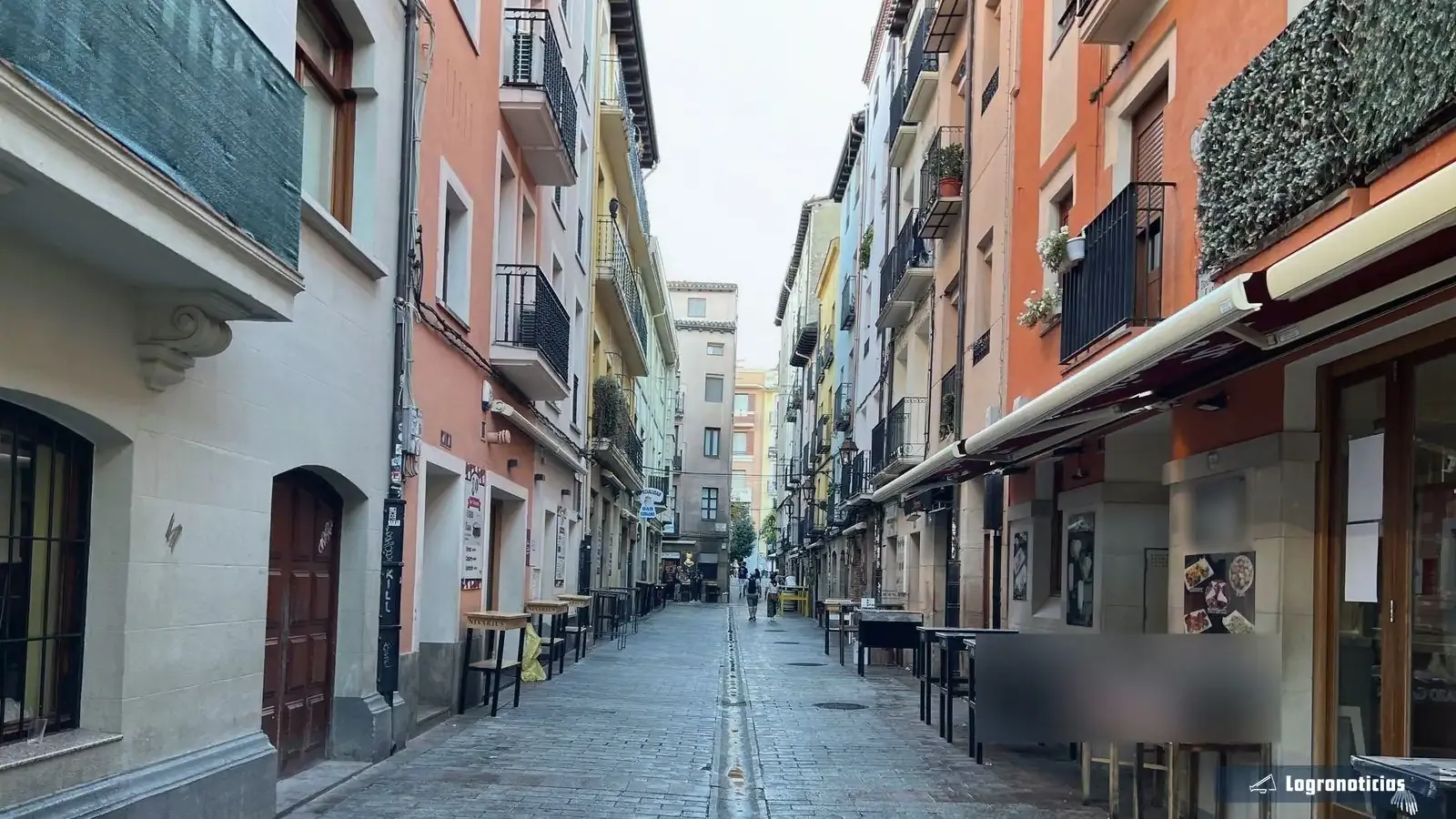 Calle Laurel por la mañana, con las mesas altas de los bares vacías