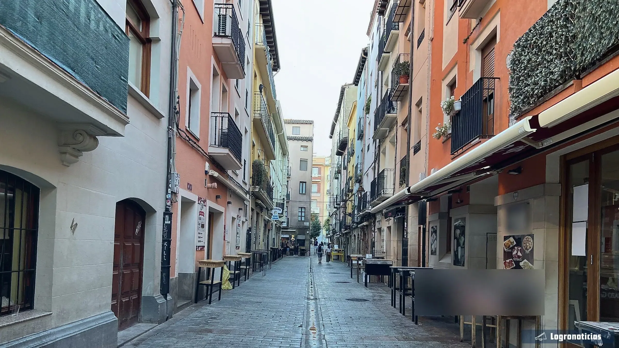 Calle Laurel por la mañana, con las mesas altas de los bares vacías