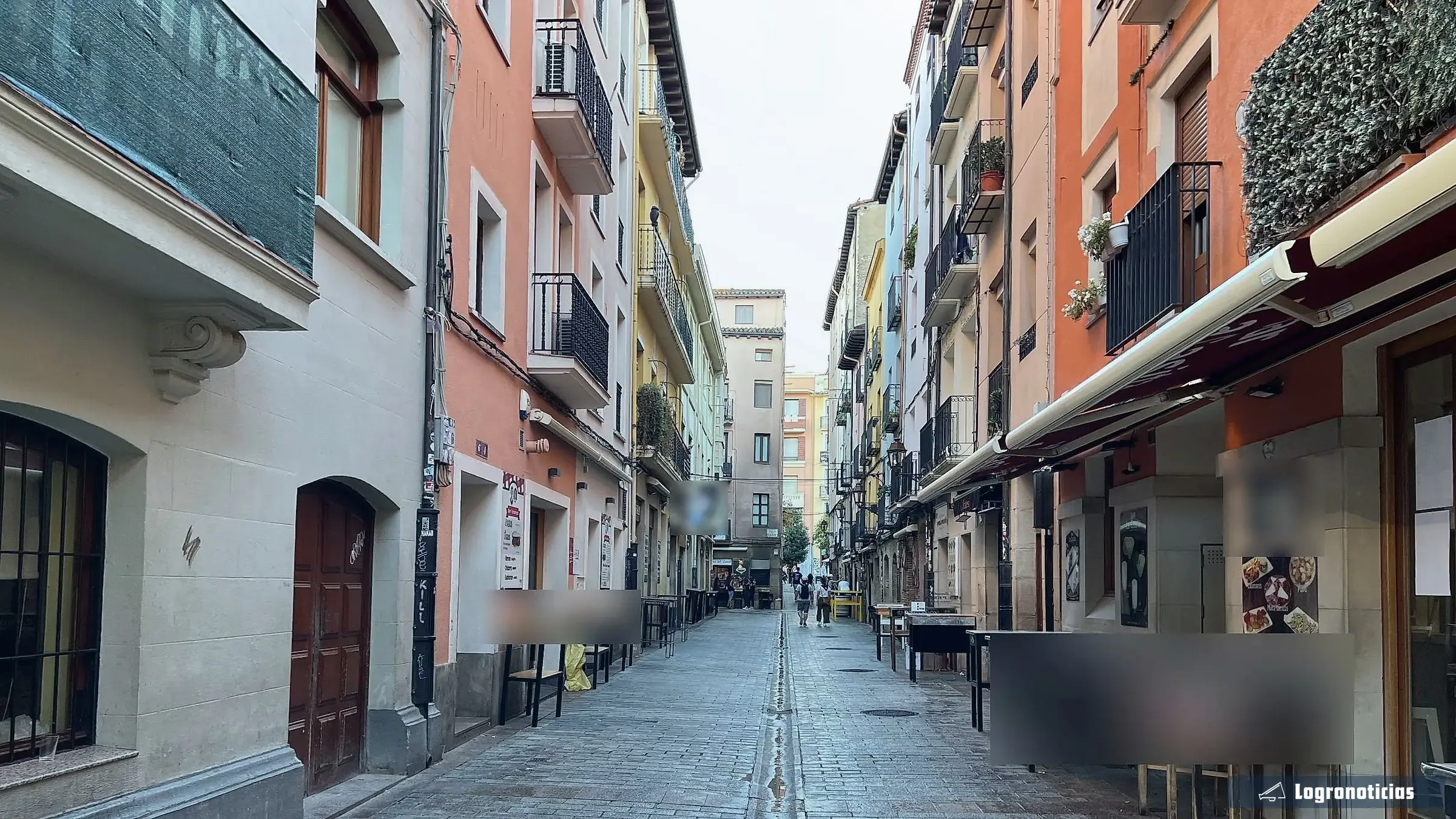Calle Laurel de Logroño por la mañana, con las mesas altas aún vacías