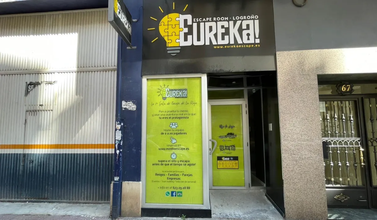 Fachada amarilla y negra del escape room Eureka en la calle Rey Pastor