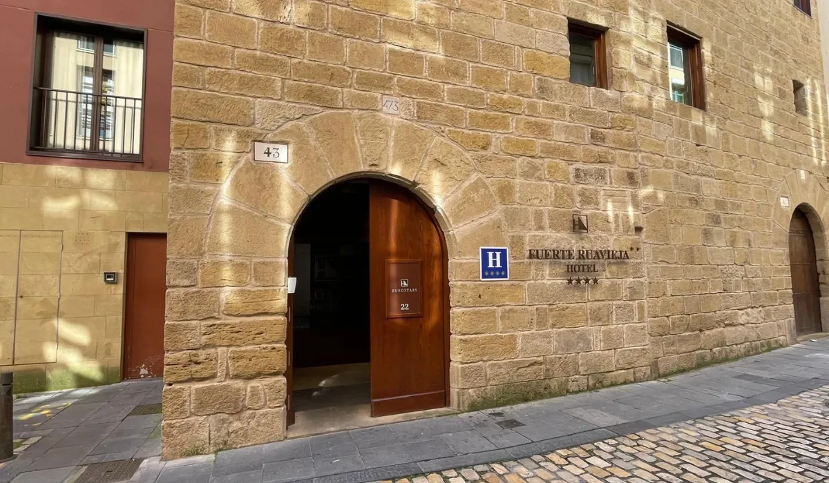 Portón de madera en muro de sillería del hotel Eurostars Fuerte Ruavieja