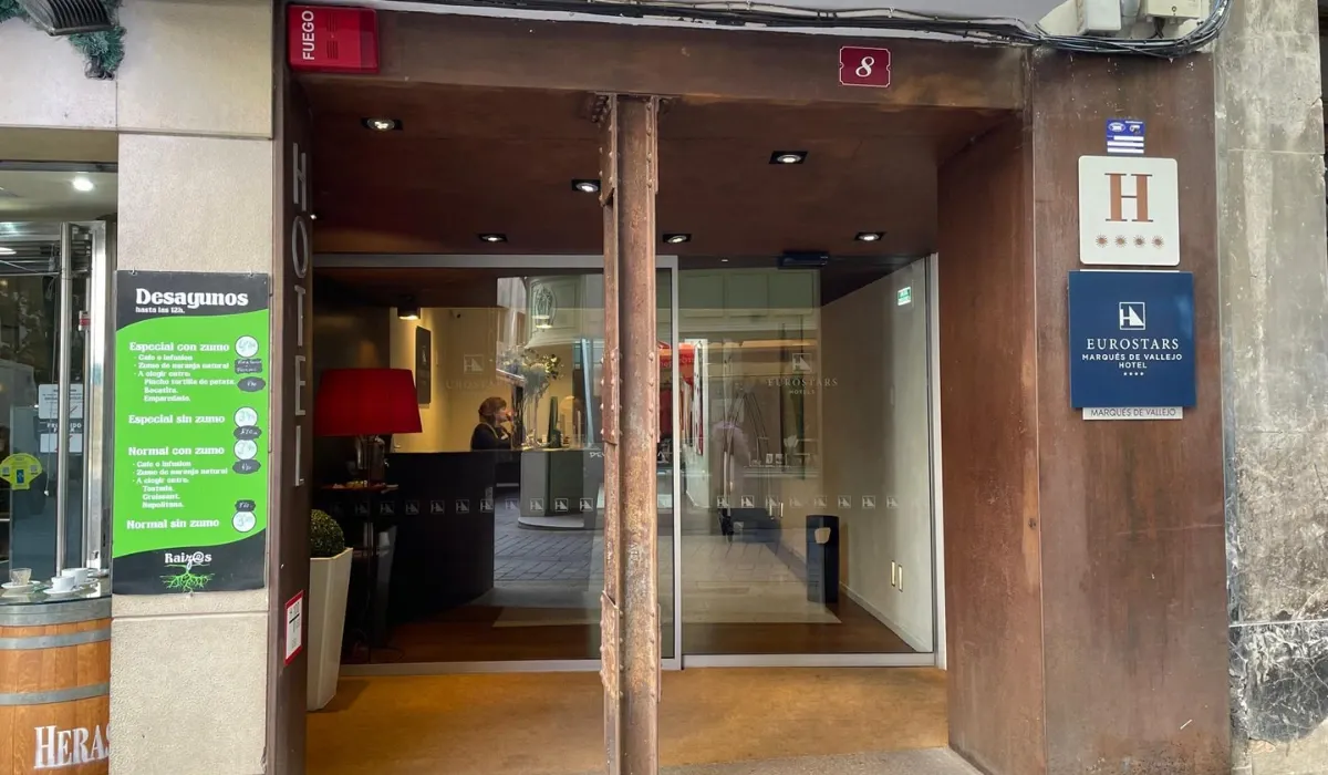 Entrada del hotel Eurostars Marqués de Vallejo con placa de cuatro estrellas