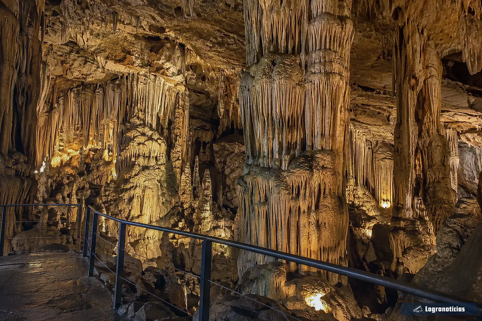 Interior de una cueva con estalactitas iluminadas