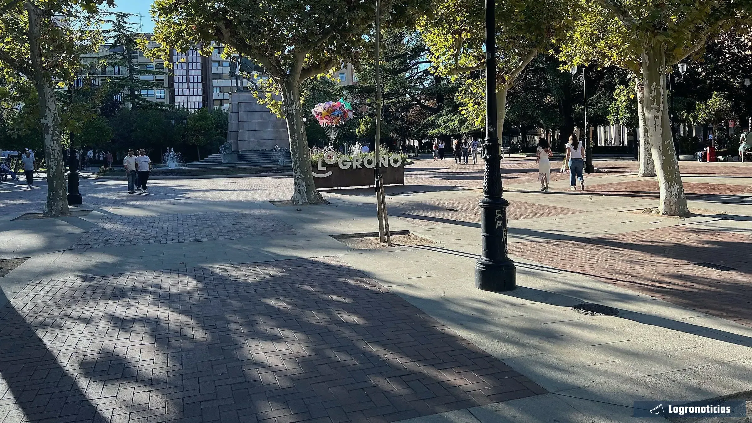 Paseo del Espolón de Logroño con sus plátanos y la estatua de Espartero al fondo