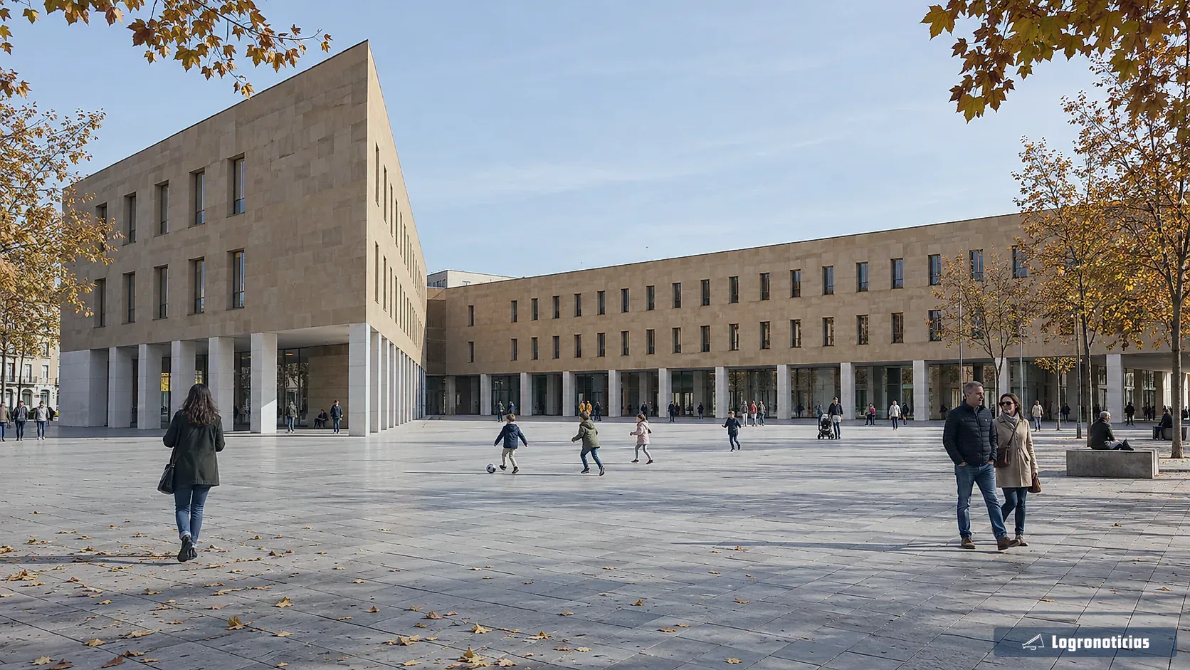 Plaza peatonal amplia ante un edificio público moderno una mañana de otoño
