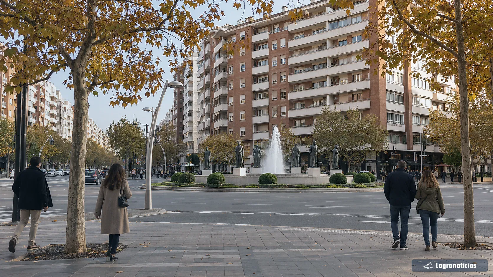 Fuente en una rotonda arbolada de la ciudad con pocos paseantes