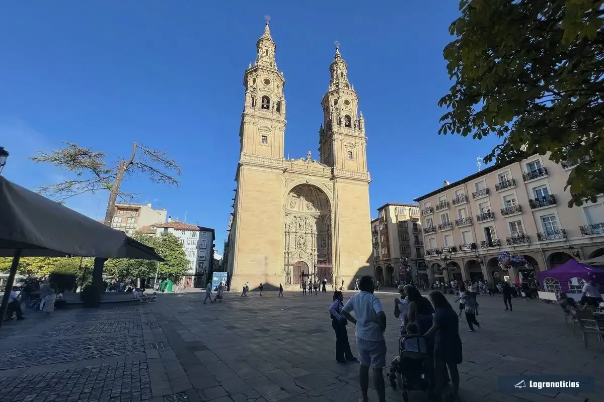 Concatedral de la Redonda y plaza del Mercado de Logroño, una tarde de septiembre