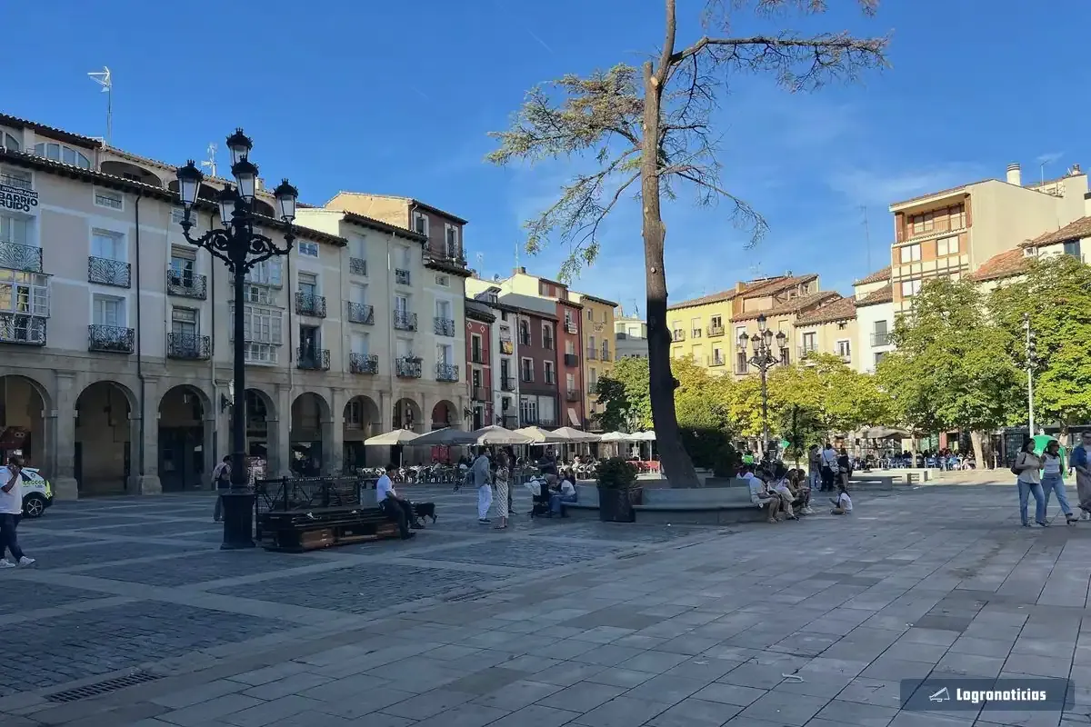 Soportales y terrazas de la plaza del Mercado, en el casco antiguo de Logroño