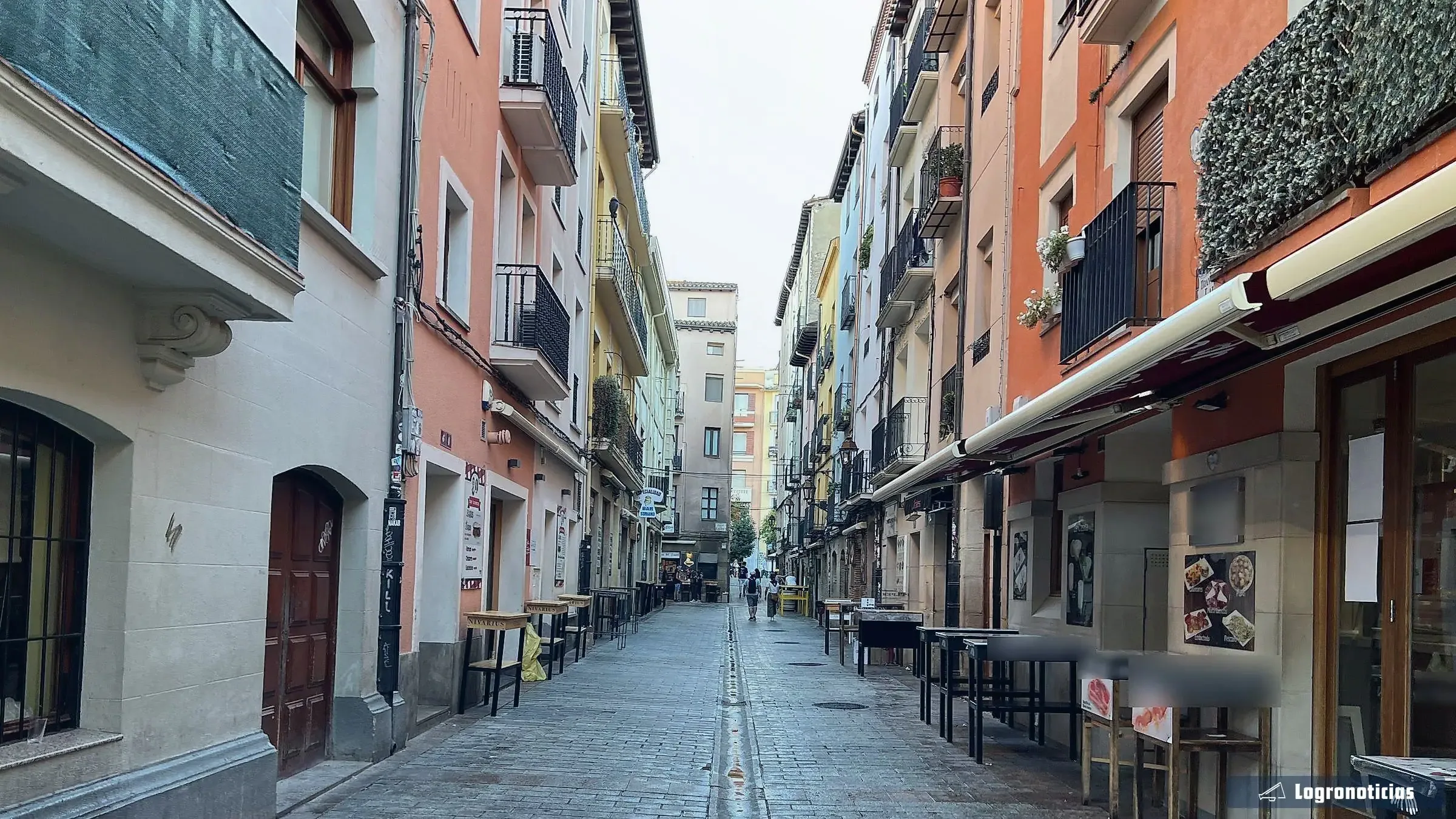Calle Laurel de Logroño por la mañana, con las mesas de los bares aún vacías