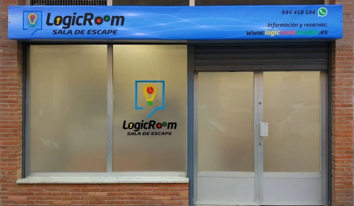 Rótulo azul y cristales traslúcidos en la fachada de la sala LogicRoom
