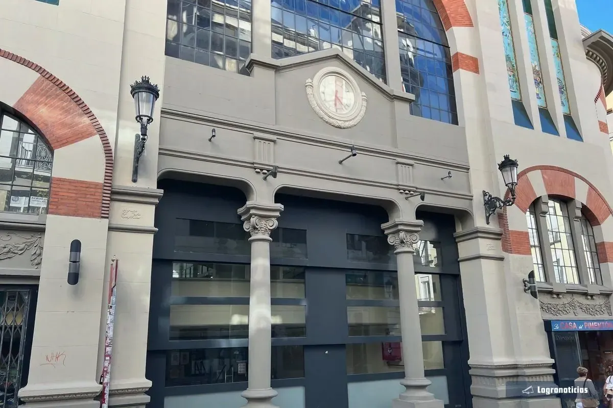 Fachada del Mercado de San Blas, con su reloj