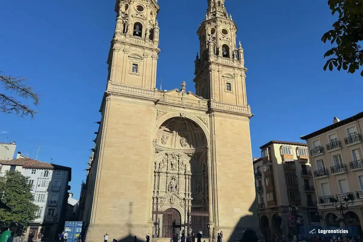 Concatedral de Santa María de la Redonda desde la plaza del Mercado