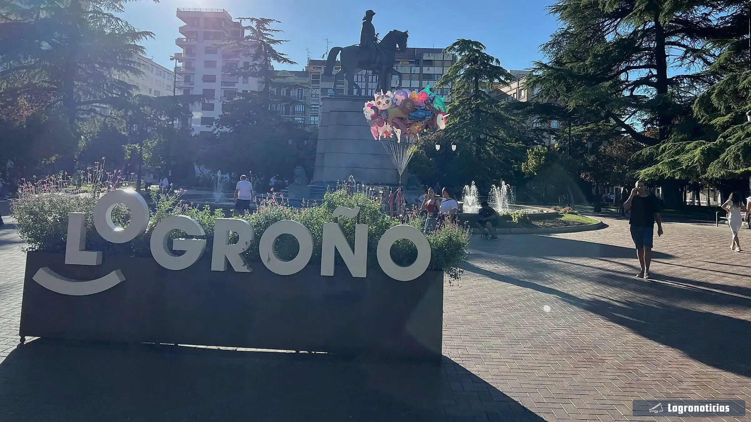 Paseo del Espolón de Logroño, con las letras LOGROÑO y la estatua de Espartero al fondo