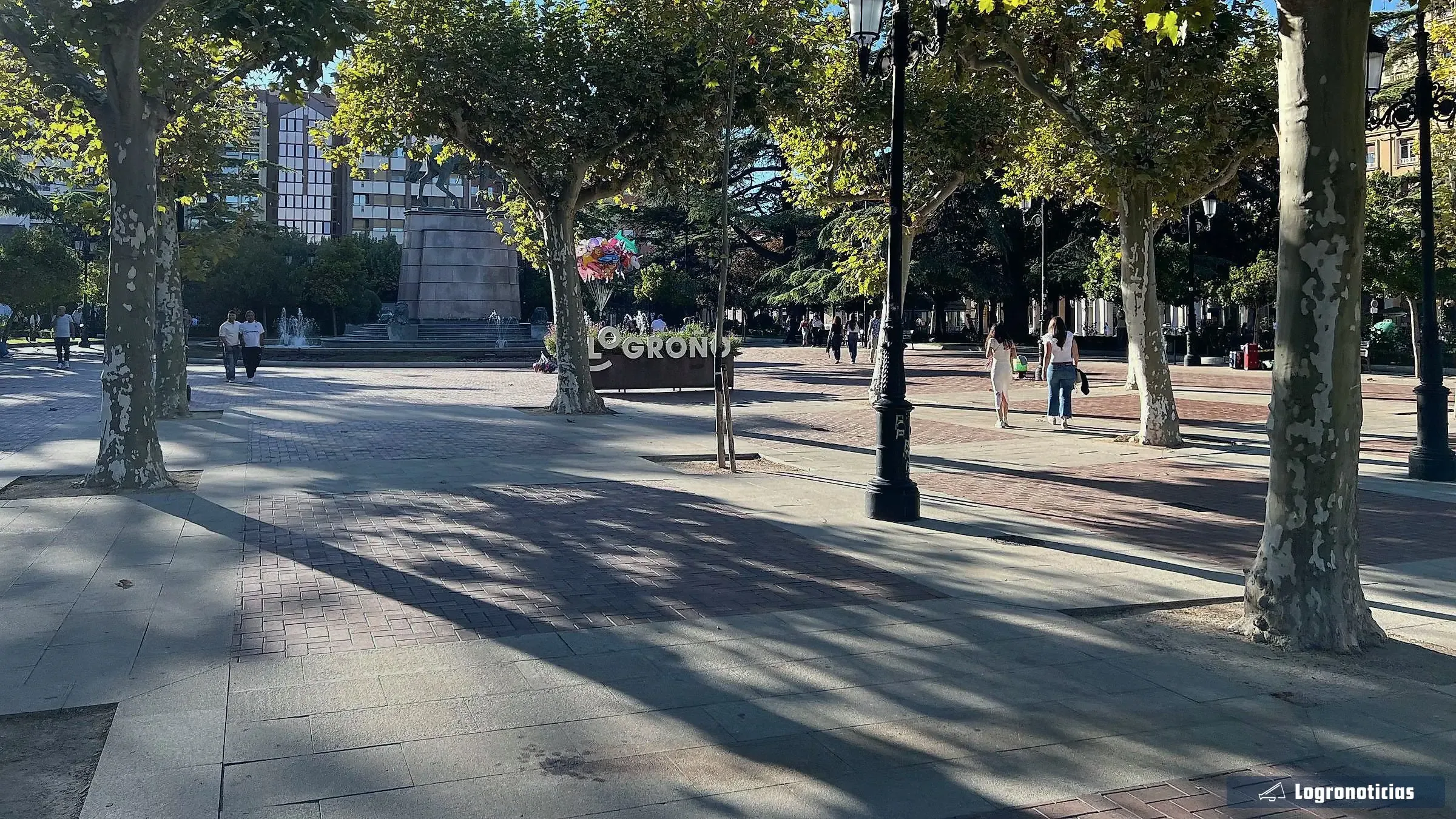 Paseo del Espolón de Logroño con la estatua de Espartero al fondo