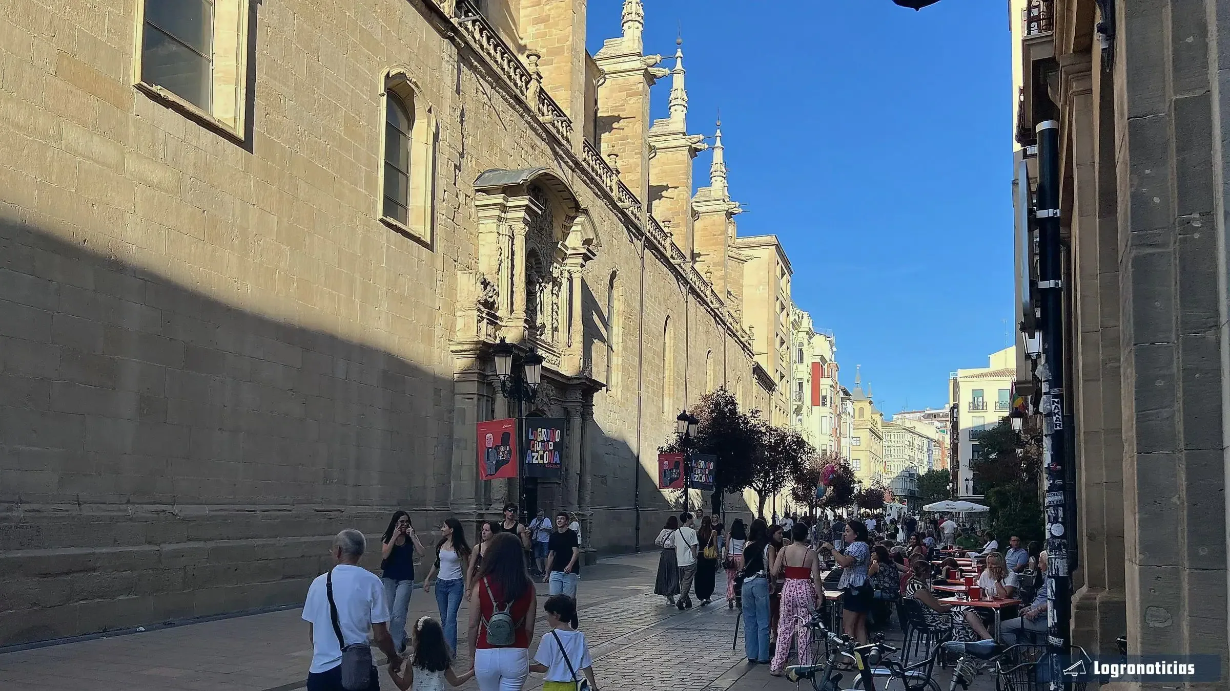 Familia paseando de la mano por una calle peatonal del centro de Logroño