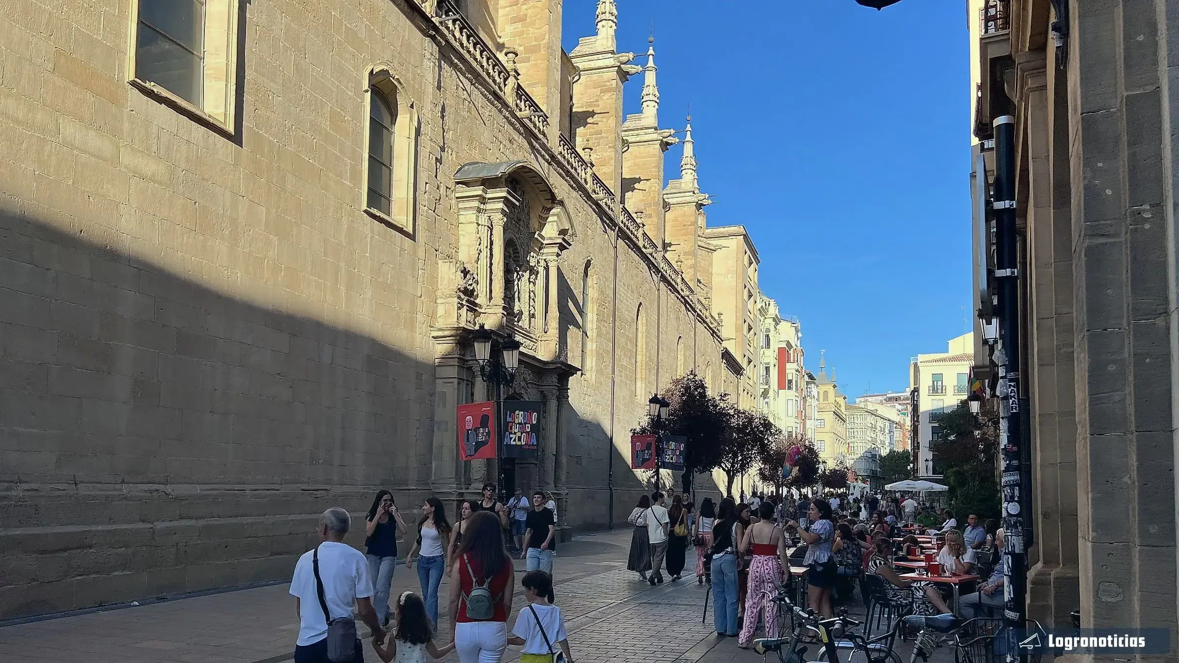 Familia paseando de la mano por una calle peatonal del centro de Logroño
