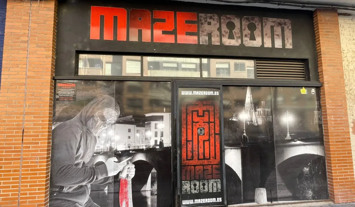 Fachada de ladrillo de Mazeroom con un vinilo nocturno de Logroño