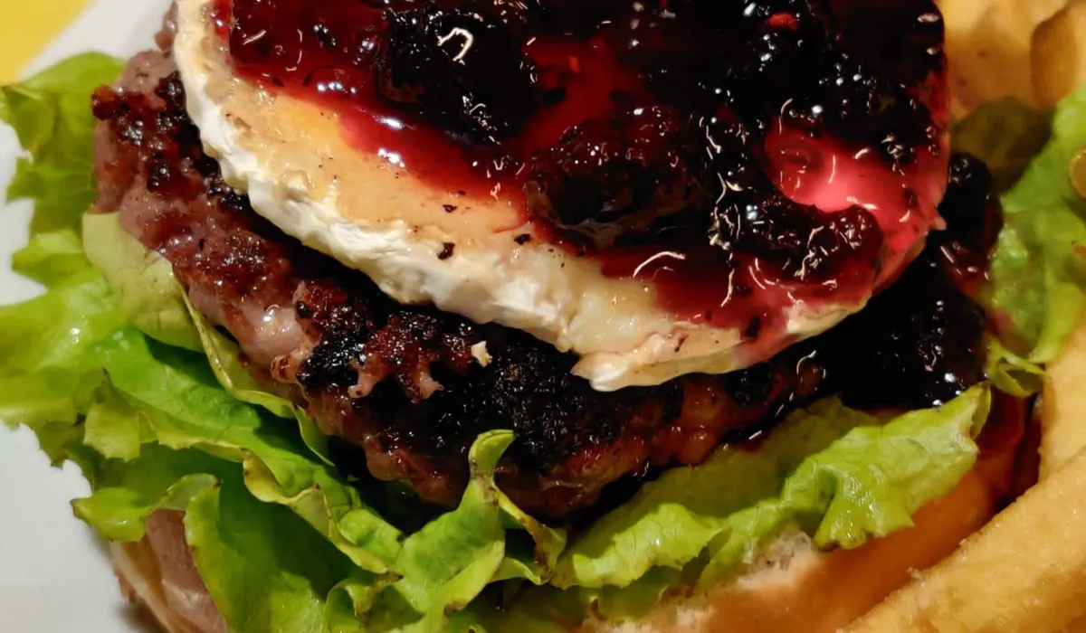 Hamburguesa con rulo de queso de cabra y mermelada de frutos rojos