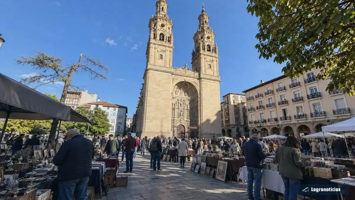 Puestos de libros y cuadros antiguos en una plaza del casco antiguo