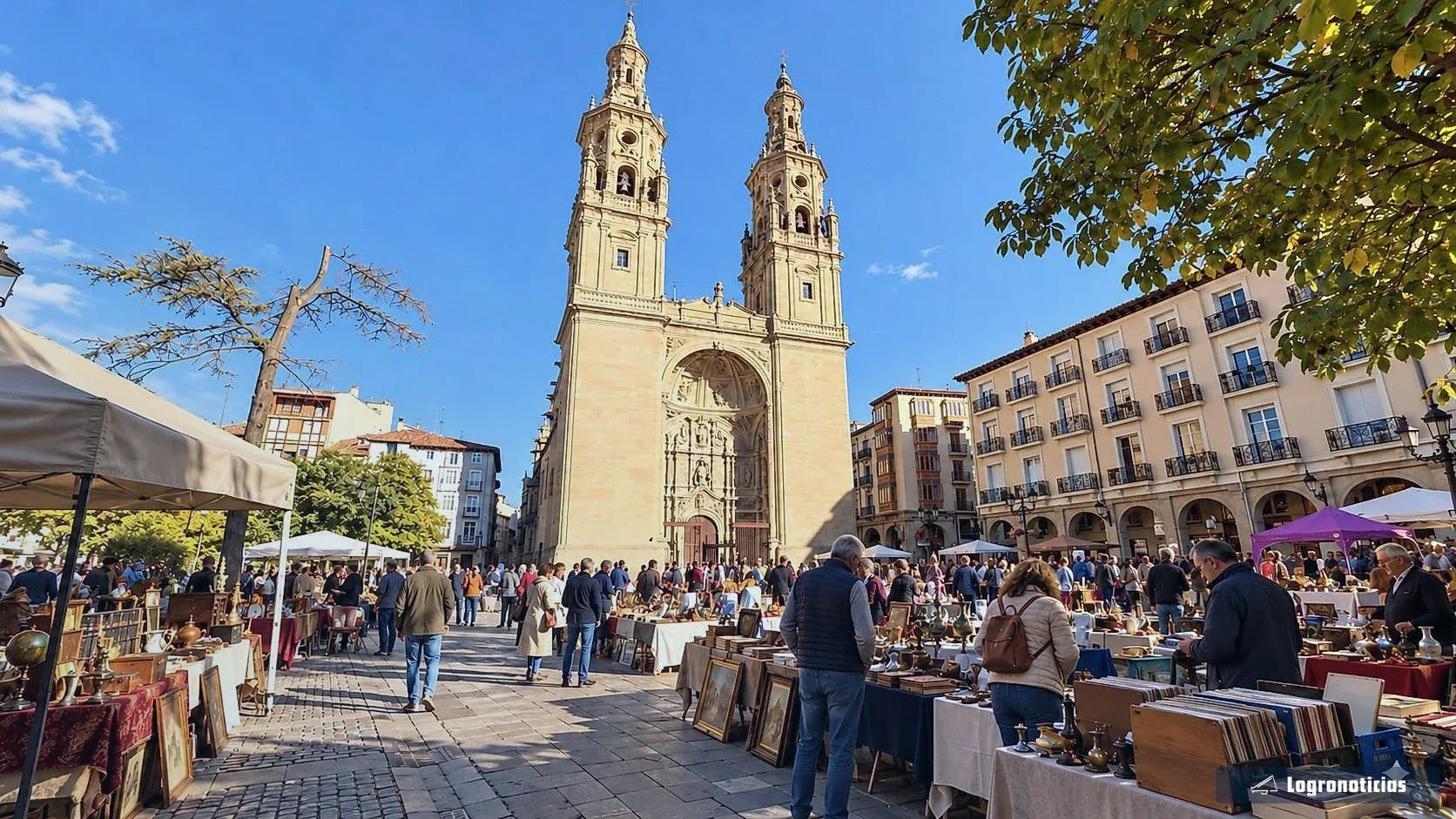 Puestos de antigüedades y cuadros en una plaza del casco antiguo